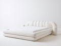 Lit double tapissé en tissu bouclé blanc cassé 210 x 180 x 95 cm - cadre bas arrondi avec tête de lit capitonnée pour chambre